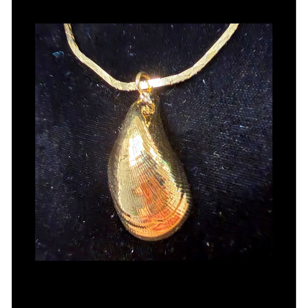 Gold Tone Mussel Seashell Pendant bracelet Herringbone Chain Nautical Jewelry